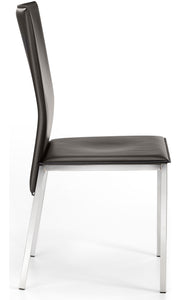 Sedia in pelle rigenerata colore scurissimo con gambe cromate a vista in tubo quadrato vista esattamente da lato
